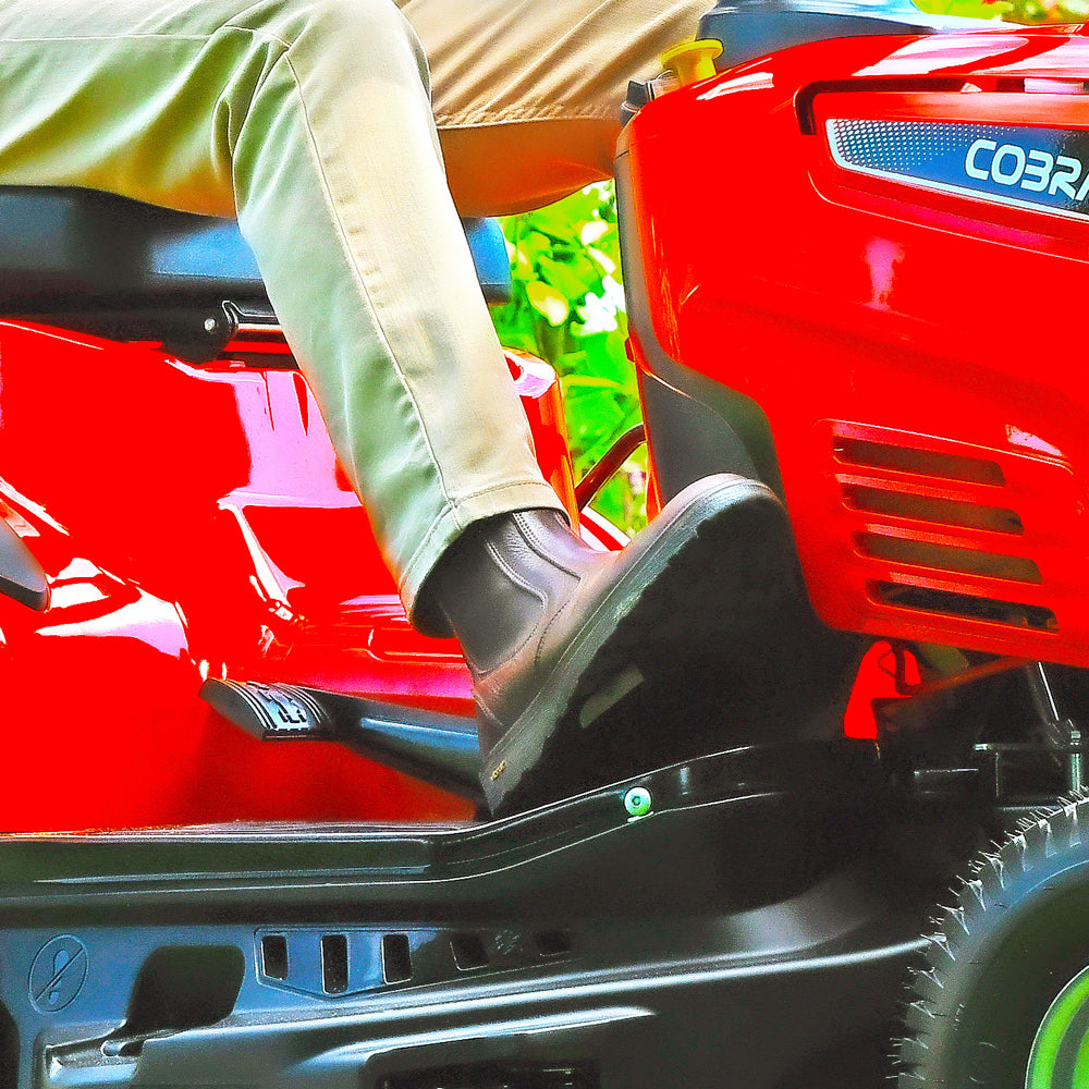 Cobra LT86HRL 33" Hydrostatic Rear Collect Lawn Tractor