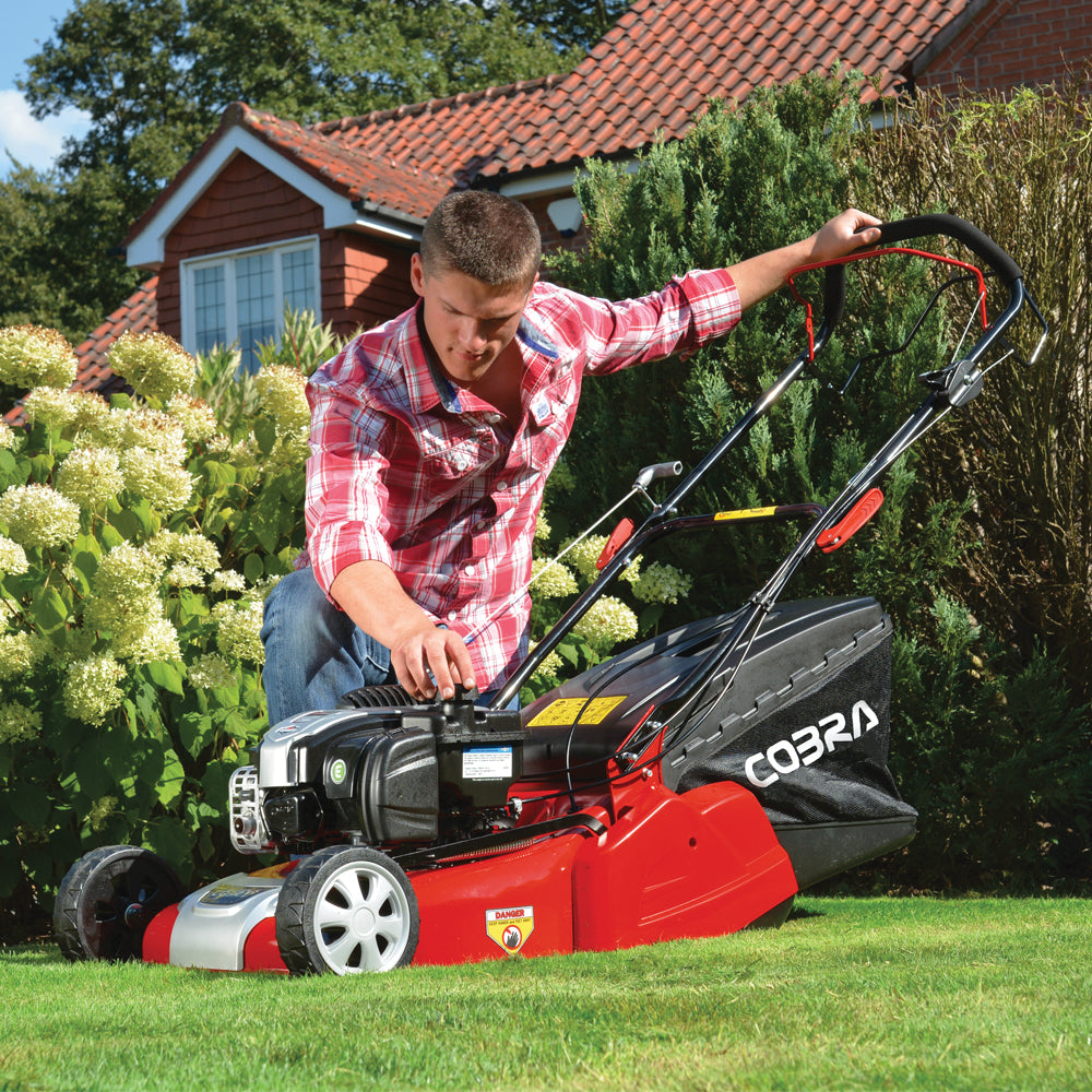 Cobra RM46SPBR Self-Propelled Rear Roller Petrol Lawn Mower