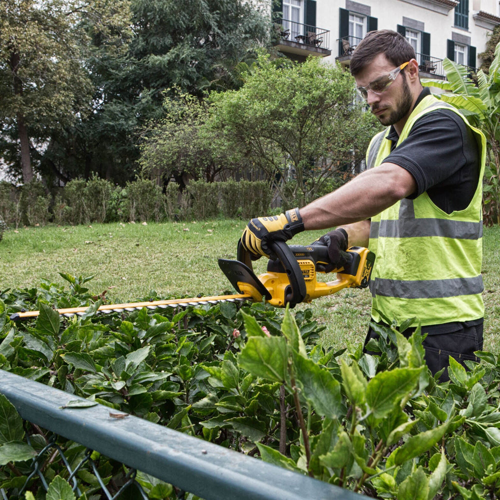 DeWalt DCM563P1-GB 18V XR Cordless Hedge Trimmer (with 5Ah Battery & Charger)