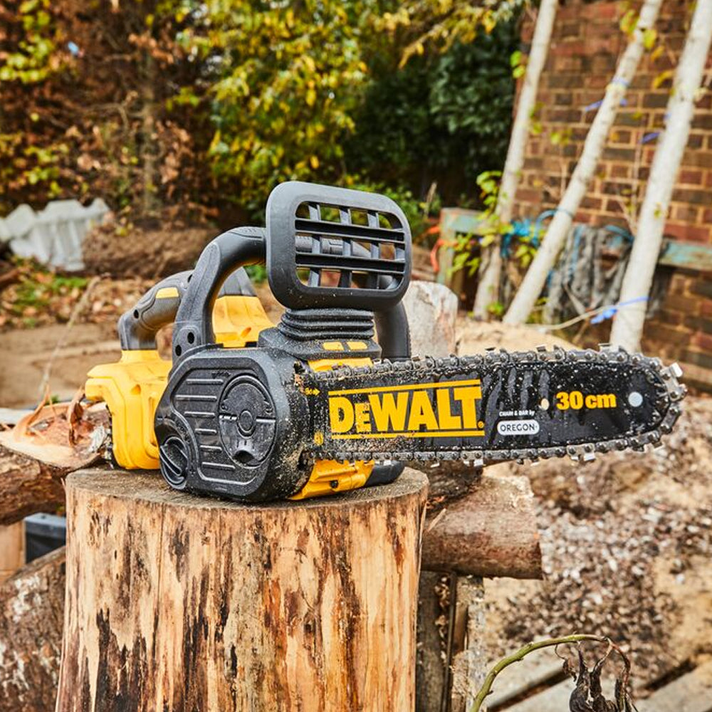 DeWalt DCM565P1-GB 18V XR 30cm Cordless Chainsaw (with 5Ah Battery & Charger)