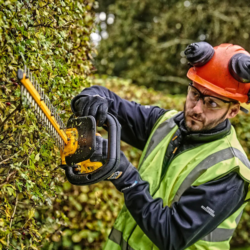 DeWalt DCMHT564P1-GB 18V XR Cordless Hedge Trimmer (with 5Ah Battery & 4A Charger)
