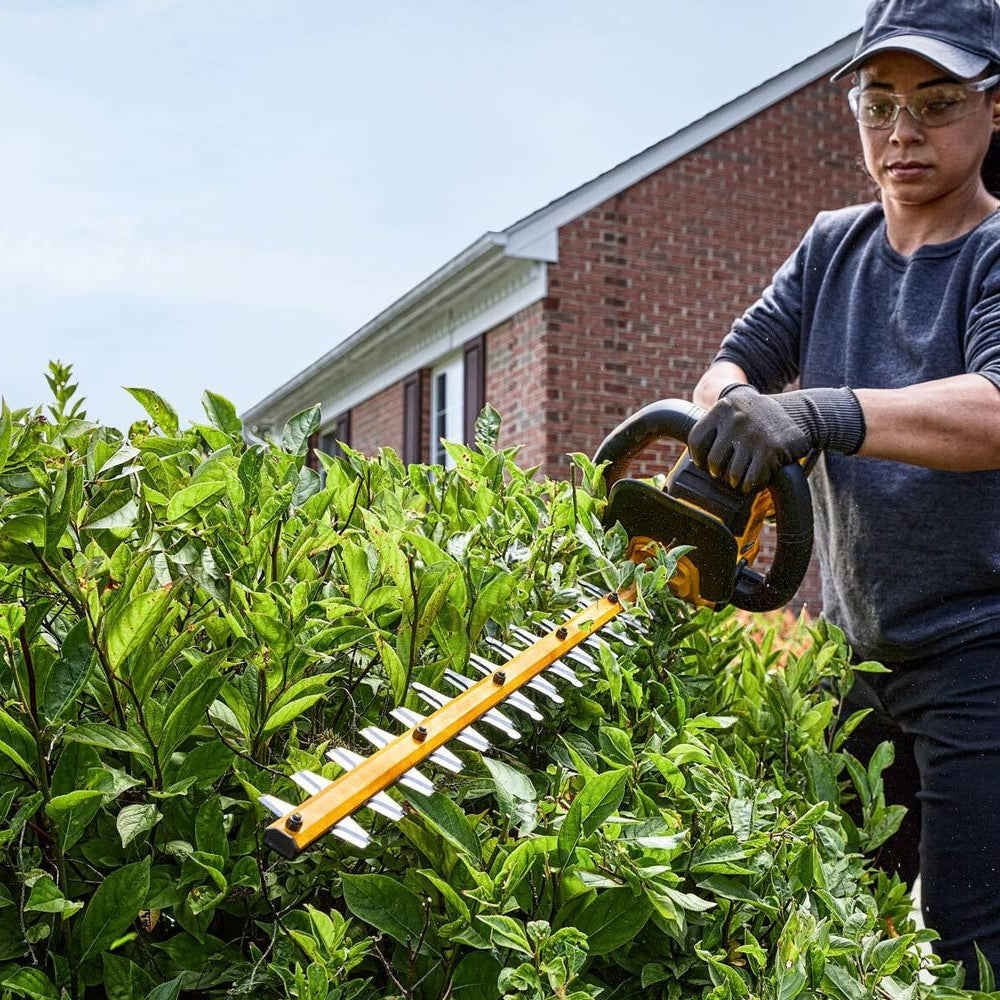 DeWalt DCMHT573X1-GB 54V XR FLEXVOLT Cordless Hedge Trimmer (with 9Ah Battery & Fast Charger)
