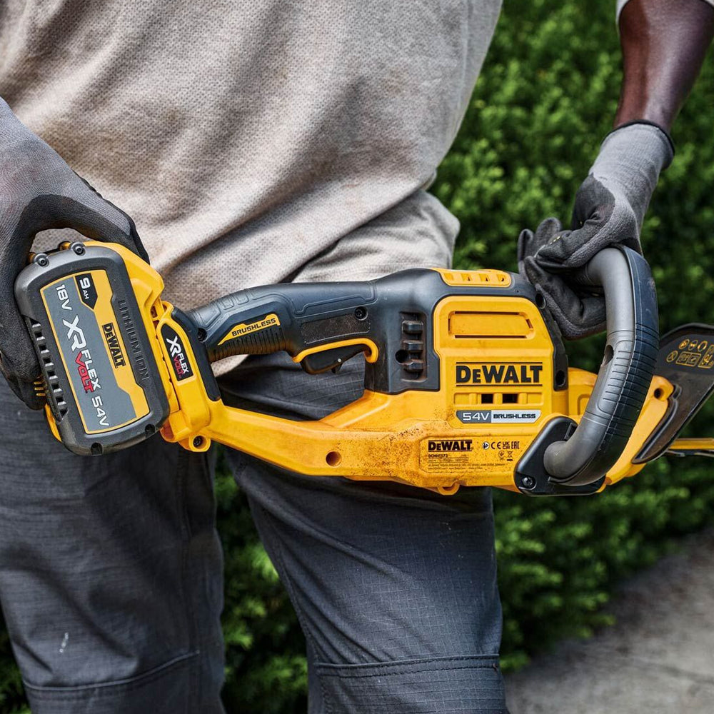 DeWalt DCMHT573X1-GB 54V XR FLEXVOLT Cordless Hedge Trimmer (with 9Ah Battery & Fast Charger)