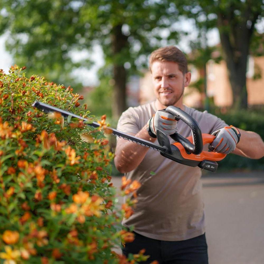 Flymo SimpliCut 550 18V Cordless Hedge Trimmer (with 2.0Ah Battery & Charger)