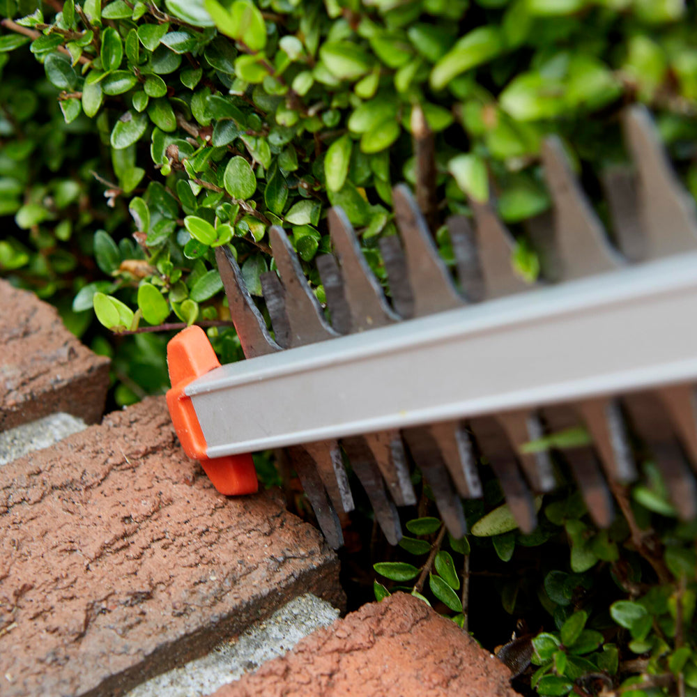 Flymo UltraReach 420 18V Cordless Pole Hedge Trimmer (with 2.5Ah Battery & Charger)