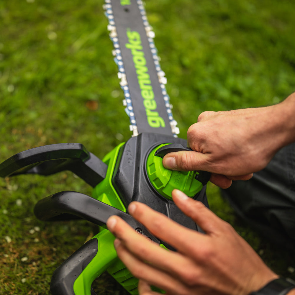 GreenWorks GD24CS30K4 DigiPro 24V Cordless Chainsaw (with 4Ah Battery & Charger)