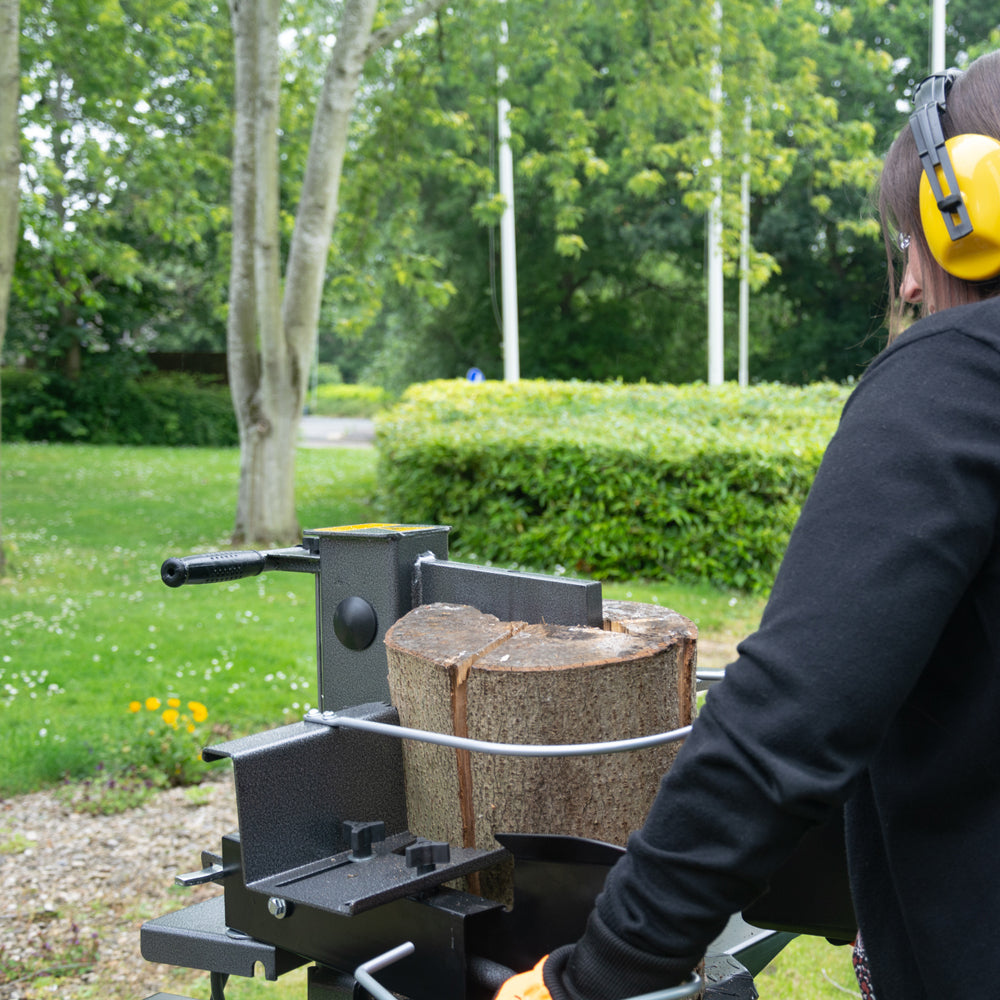 The Handy THLSV7 7 Ton Vertical Electric Log Splitter