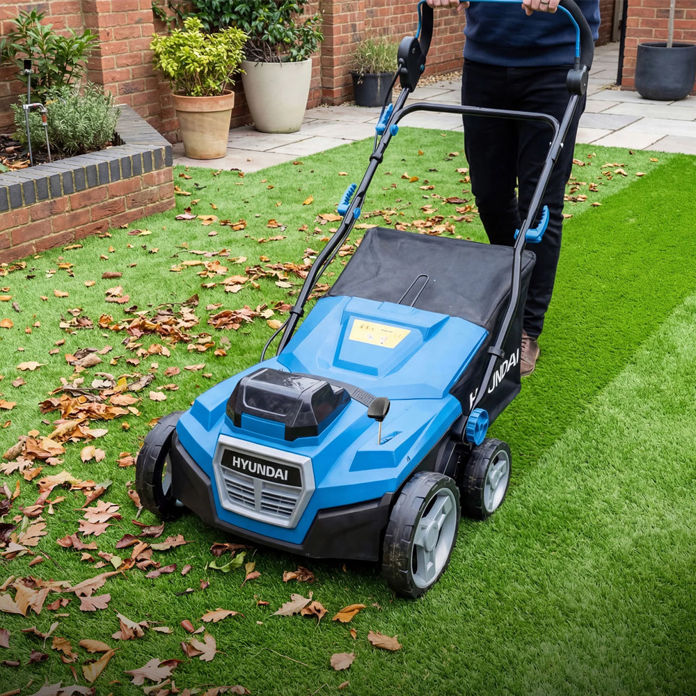 Hyundai HY40CSW38 38cm 40V (2x20V) Cordless Artificial Grass Sweeper / Brush (with 2 x 4Ah Batteries & Dual Charger)