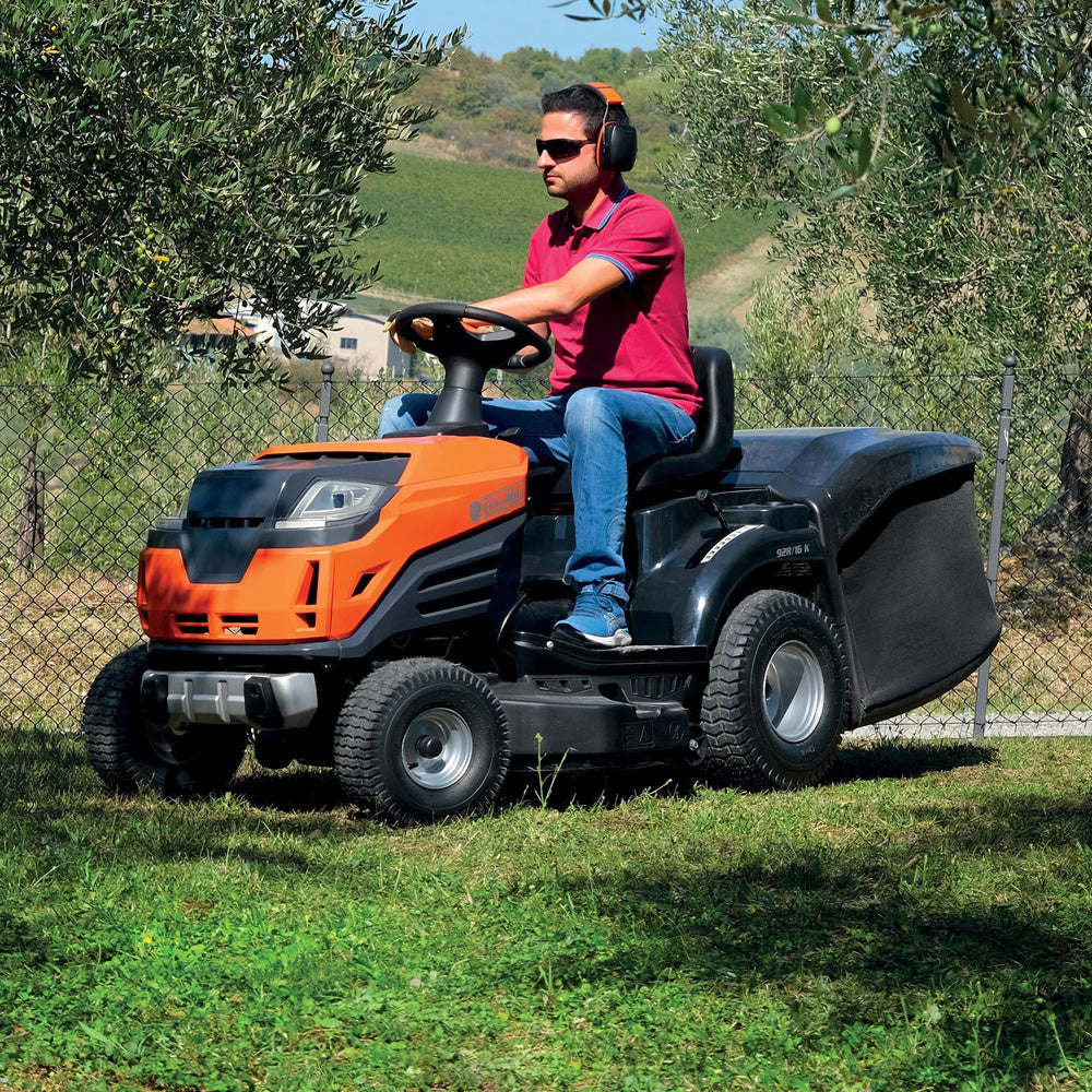 Oleo-Mac OM 92 R/19 KV Comfort 92cm Hydrostatic Rear Collect Lawn Tractor