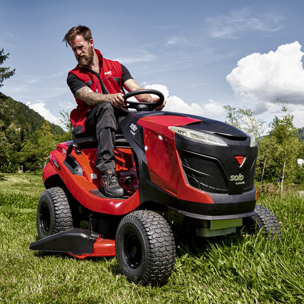 solo by AL-KO T 18-111 HDS-A V2 Comfort 111cm/43.5" Hydrostatic Side Discharge / Mulching Lawn Tractor