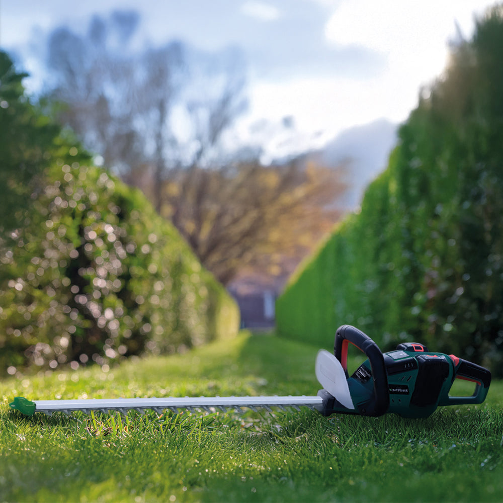 Webb Eco WEV20X2HT61B4X X-Series 40V (20V+20V) Cordless Hedge Trimmer (with 2 x 4Ah Batteries & Twin USB Charger)