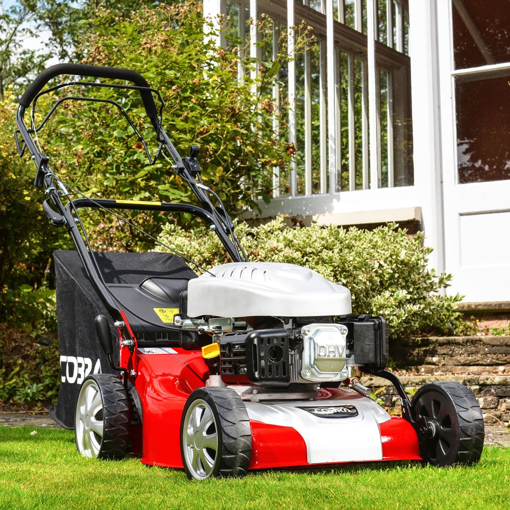 Cobra M40SPC SelfPropelled Petrol Lawn Mower