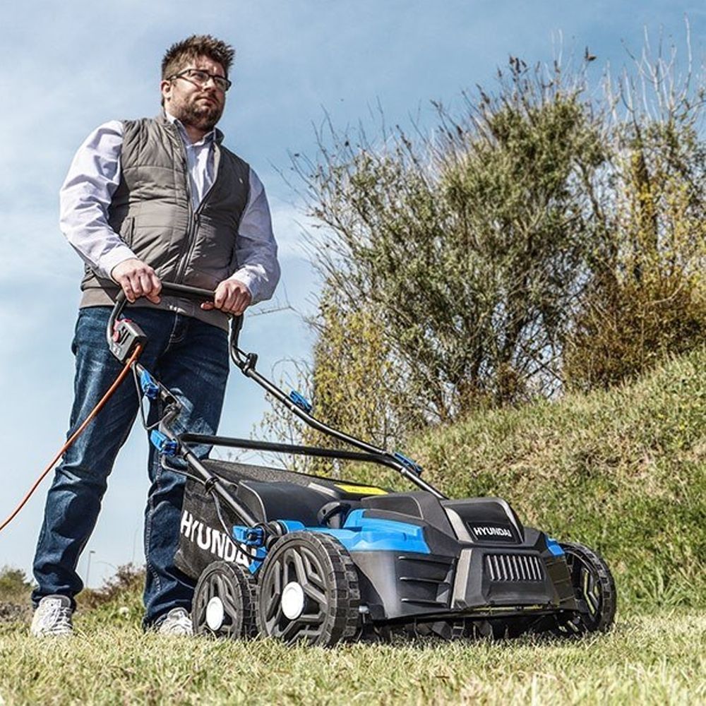 Hyundai HYSC1800E Electric Lawn Scarifier / Aerator / Lawn Rake