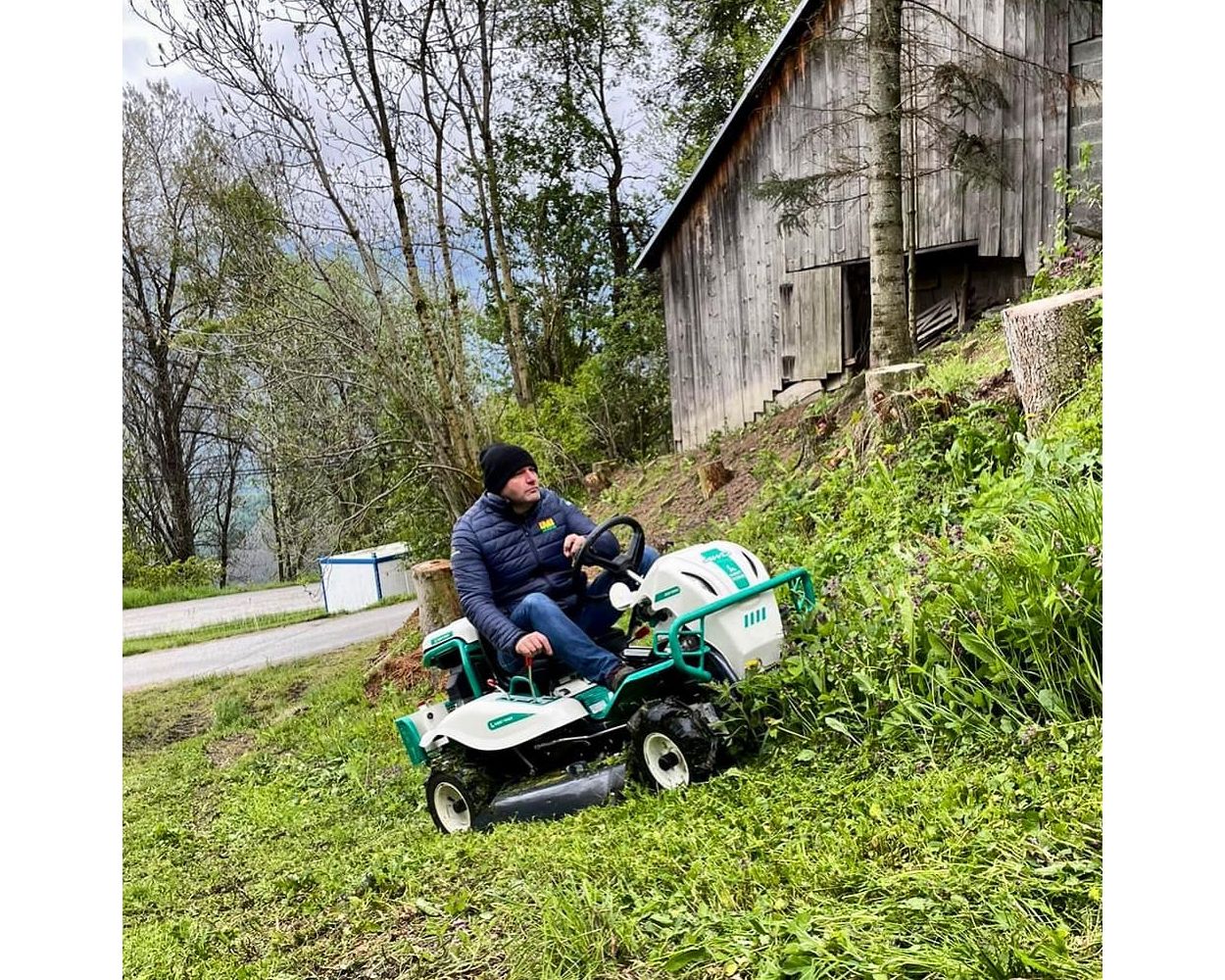 Brush 4wd Riding Lawn Mower Orec Rabbit RM982F 98cm 4WD Ride-On - Main Image